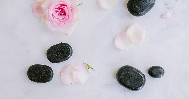 Pierres chaudes et pétales de rose